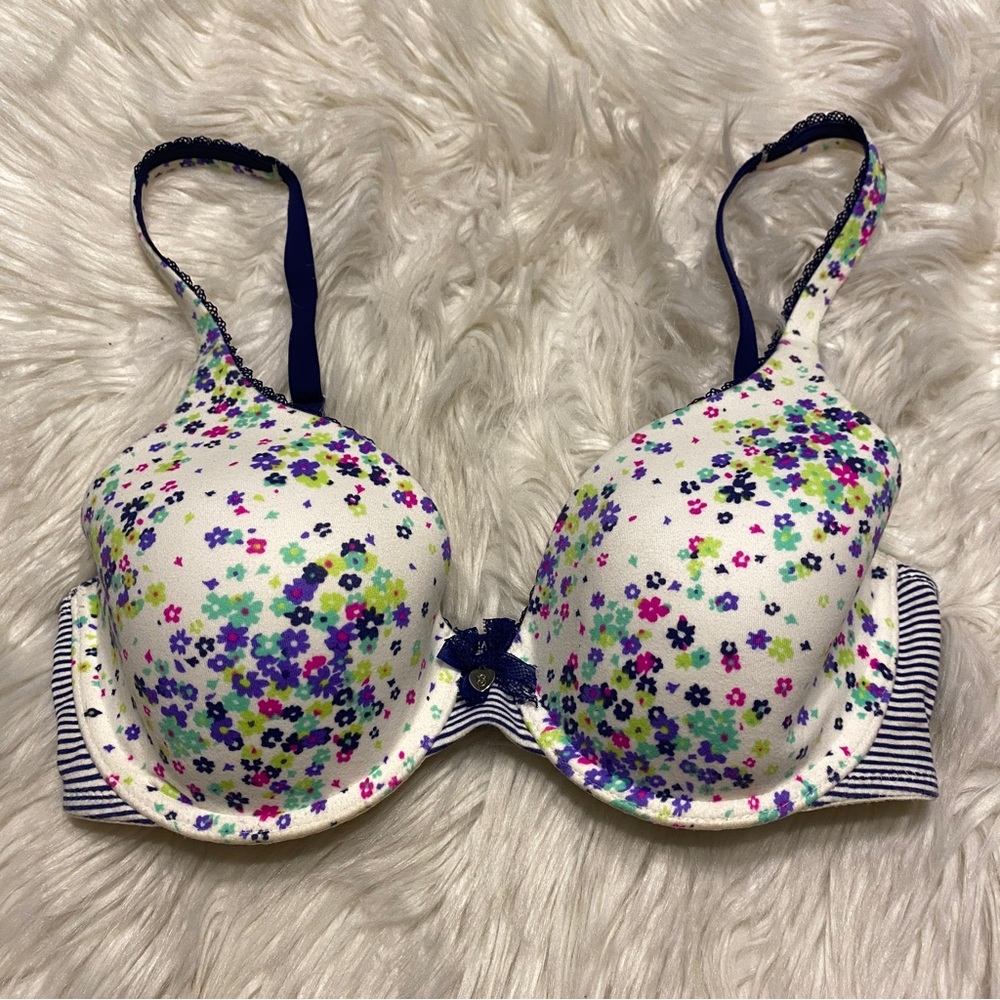 Victorias Secret Bra 32D Floral Lined Perfect Coverage Underwire Back Closure